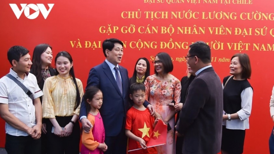 State leader visits Vietnamese Embassy, OV community in Chile